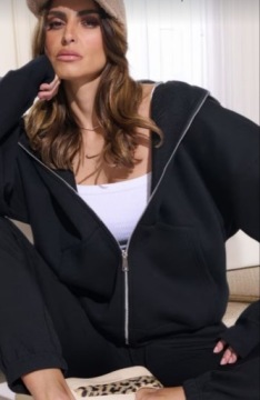 Смешанный комплект мужской, женской и детской одежды.