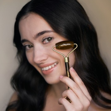 МАССАЖНЫЙ РОЛИК ДЛЯ ЛИЦА уменьшает отеки и темные круги под глазами.