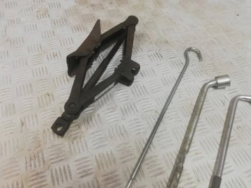 DAIHATSU TERIOS II ZVEDÁK KLÍČ SADA