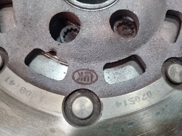 KOLO DVOUHMOTNÉ KOMPLETNÍ VW PASSAT B6 2.0 FSI