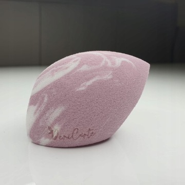 ГУБКА ДЛЯ МАКИЯЖА DENI CARTE НАРЕЗАННЫЙ БЛЕНДЕР