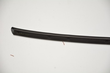 Уплотнитель капота Toyota Yaris III 11/2020