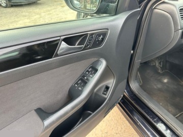 Volkswagen Jetta VI Sedan 1.2 TSI 105KM 2011 Volkswagen Jetta 1.2 TSI BlueMotion Technology Trendline 105KM 2011r, zdjęcie 12