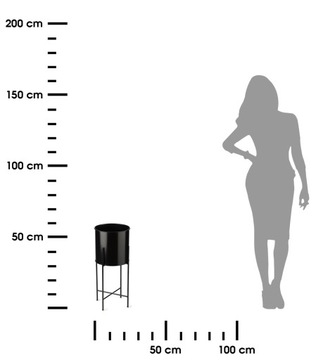 СОВРЕМЕННАЯ ПОДСТАВКА ДЛЯ ЦВЕТОВ С ЧЕРНЫМ ГОРШКОМ