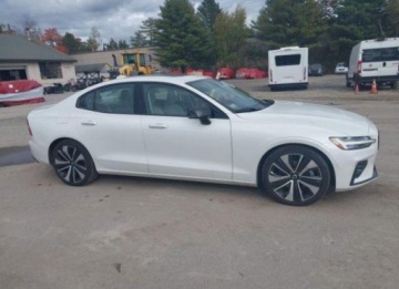 Volvo S60 III 2022 Volvo S60 2022, 2.0L, 4x4, B5 MOMENTUM, od ubezpieczalni 2.0 Benzyna 247KM, zdjęcie 2