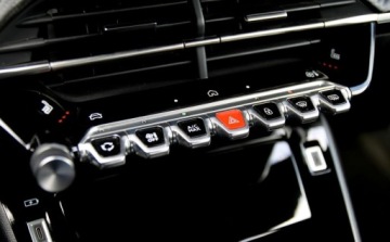 Peugeot 2008 II SUV Facelifting 1.2 PureTech 130KM 2024 Peugeot 2008 PureTech 130 Allure SS EAT8 2024 Polift SalonPLGwarancja od, zdjęcie 22