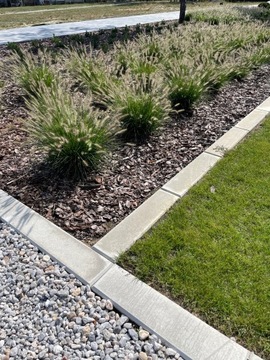 Газон, сделанный из бетона для работы.