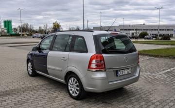 Opel Zafira B 1.8 ECOTEC 140KM 2009 Opel Zafira 1,8 (140KM) LPG 2009 r. Lift 7-osobowy 1.8 BenzynaLPG 140KM, zdjęcie 3