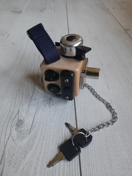 Kostka manipulacyjna EDUKACYJNA z przełącznikami zabawka drewniana