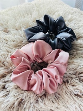 Атласная резинка для волос пудрово-розового цвета.