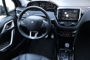 Peugeot 2008 I SUV Facelifting 1.2 PureTech 110KM 2017 Peugeot 2008 1.2 PureTech, Automat, Skóra, Navi, zdjęcie 6
