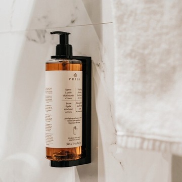 Настенный держатель для бутылок из черного пластика.