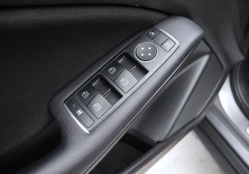 Mercedes GLA I Off-roader 1.6 180 122KM 2017 Mercedes-Benz GLA LIFT 180 Benzyna 122HP Automat Kamera II.wlasciciel GWAR, zdjęcie 21