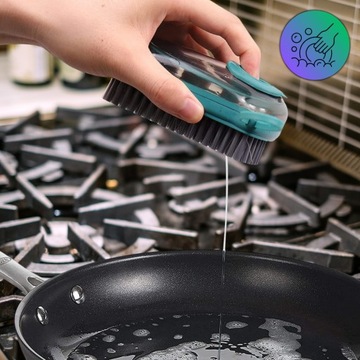 Многофункциональная щетка для чистки обуви с мягким дозатором жидкости.