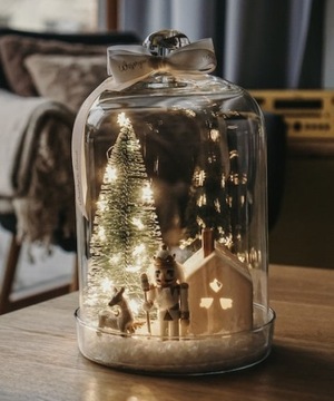 Стеклянный плафон закрывает вазу