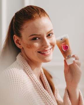 Cosnature BIO Натуральный очищающий скраб с розой.