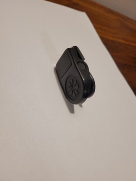 черный монтажный зажим, приклеенный на двусторонний скотч, ширина 3 см.