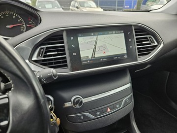 Peugeot 308 II SW Facelifting 1.2 PureTech 110KM 2019 Peugeot 308 SW 1.2 benzyna 110KM skóry panorama, zdjęcie 11