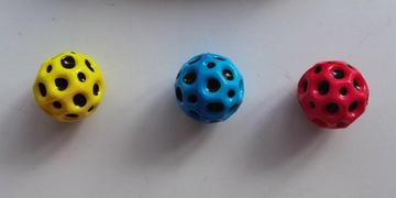 ЧРЕЗВЫЧАЙНО ВЫСОКИЙ ЖИВОЙ МЯЧ ВЫСОКИЙ ПРУЖИННЫЙ ШАР С ОТВЕРСТИЯМИ МЯГКИЙ Отскок мяча 3 ШТ.