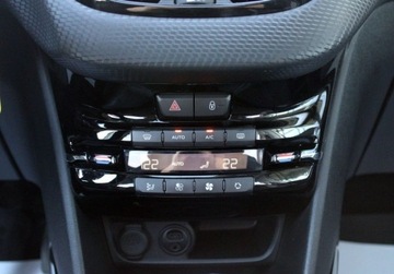 Peugeot 2008 I SUV Facelifting 1.2 PureTech 130KM 2018 Peugeot 2008 1.2 130 KM Allure MirrorScreen Czujniki Navi Panorama Salon PL, zdjęcie 21