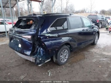 Toyota Sienna III 2024 Toyota Sienna Le, 2024r., 4x4, 2.5L 2.5 Benzyna 189KM, zdjęcie 2