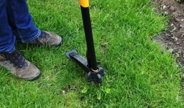 Инструмент Fiskars Съемник удаляет сорняки