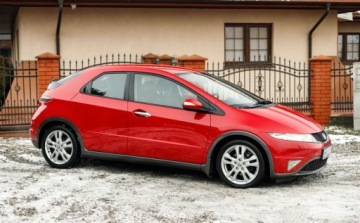 Honda Civic VIII Hatchback 3d 1.8 i-VTEC 140KM 2011 Honda Civic 1.8 i-VTEC 140KM benzyna niski przebieg PDC Climatronic welur, zdjęcie 14