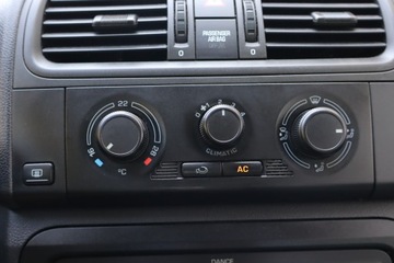 Skoda Fabia II Hatchback 1.2 i HTP 60KM 2009 Skoda Fabia 1.2, Klima, zdjęcie 15