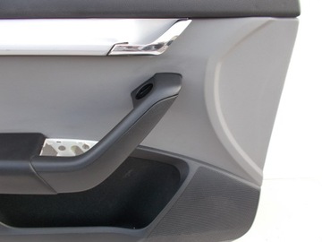 Обшивка левой передней двери на Skoda Octavia III.