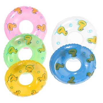 Мини-кольцо для плавания украшено небольшими аксессуарами.