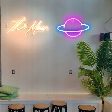 НЕОНОВАЯ СВЕТОДИОДНАЯ ИНСТРАЦИОННАЯ ЛАМПА, ВИСЯЩАЯ НА СТЕНЕ В КОМНАТЕ