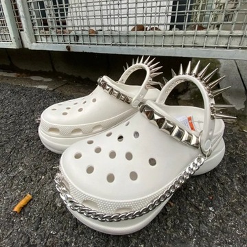 Все виды серебряных металлических завинчивающихся конических шпилек, пули, шипов, заклепок, панк-сумка