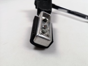 ПОДНОЖКА ВОДИТЕЛЯ ЛЕВАЯ КРЕПЛЕНИЕ РЫЧАГА ПЕРЕДАЧ SUZUKI VL 800 VOLUSIA