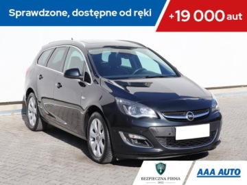 Opel Astra J Sports Tourer Facelifting 2.0 CDTI ECOTEC 165KM 2014 Opel Astra 2.0 CDTI, 162 KM, Navi, Xenon, Klima