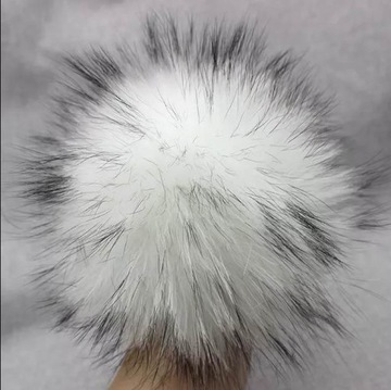 Pompon z jenota naturalnego do czapki BIAŁO-CZARNY