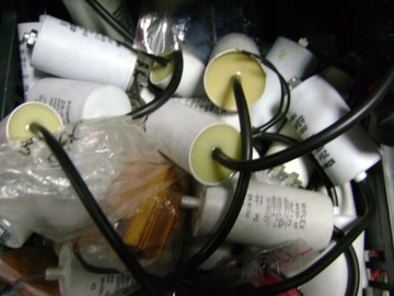 KONDENSATOR ROZRUCHOWY DO SILNIKA 80uF 450V