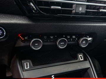 Citroen C4 III SUV 1.2 PureTech 130KM 2022 Od ręki - Citroen C4 1.2 PureTech Shine S&amp;S EAT8 Crossover 130KM 2022, zdjęcie 18