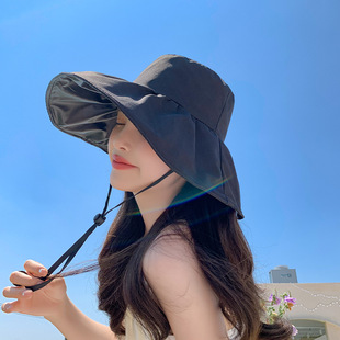Słomkowy kapelusz damski na letnie wakacje nad morzem plaża ochrona przed s