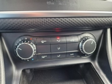 Mercedes Klasa A W176 Hatchback 5d Facelifting 180 122KM 2016 Mercedes A 180 1.6 Benzyna Kamera, zdjęcie 32