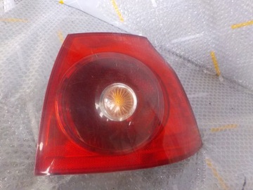 VOLKSWAGEN GOLF V 1.6 FSI 2005R - LAMPA PRAWY TYŁ 1K6945096E