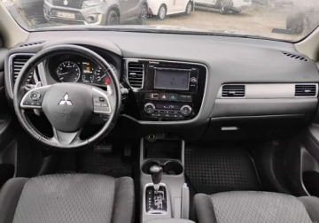 Mitsubishi Outlander III 2013 Mitsubishi Outlander 2013r, 2.0 Benzyna. 4x4. AUTOMAT Uszkodzony tyl i lek, zdjęcie 5