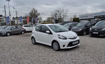 Toyota Aygo I Hatchback 5d Facelifting 1.0 VVT-i 68KM 2013 Toyota Aygo Klimatyzacja Nawigacja TOM TOM Elektryczne Szyby Benzyna 68KM, zdjęcie 3