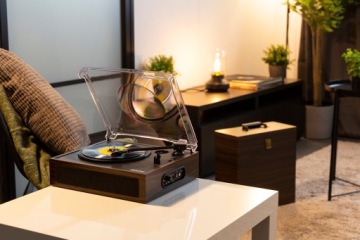 Проигрыватель с динамиками, футляр для пластинок BT + VINYL