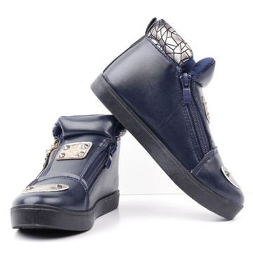 Кроссовки на плоской подошве для девочек темно-синего цвета, удобные.