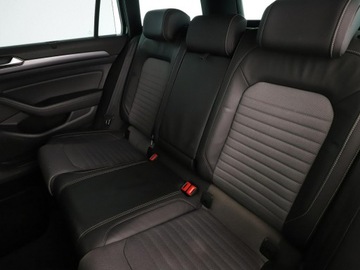 Volkswagen Passat B8 Variant 2.0 TDI BlueMotion SCR 150KM 2019 Volkswagen Passat DSG R-Line interior pack klima, zdjęcie 16