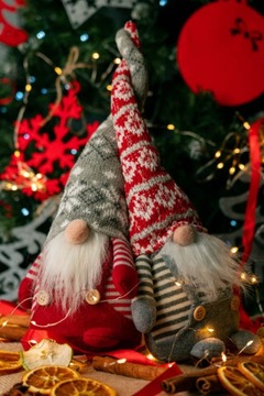 РОЖДЕСТВЕНСКОЕ УКРАШЕНИЕ ЭЛЬФИНИ РОЖДЕСТВЕНСКИЙ ГНОМ ПОД РОЖДЕСТВЕНСКОЙ ЕЛКОЙ СТОЯЩИЕ ПОЛОСКИ