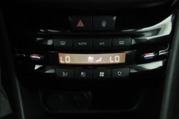 Peugeot 208 I Hatchback 5d Facelifting 1.2 PureTech 82KM 2017 Peugeot 208 1.2 PureTech, Salon Polska, zdjęcie 11