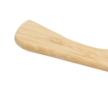 Бамбуковая расческа с широкими зубьями и ручкой.