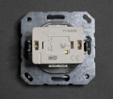 Выключатель одинарный белый VILMA QUADRUM