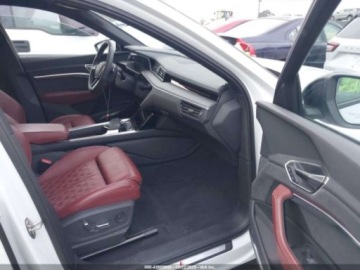 Audi 2024 Audi SQ8 e-tron Prestige Quattro 2024 Elektryczny 496KM, zdjęcie 9